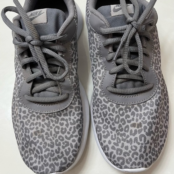 EUC Gray Leopard Nike Tanjun Size 6Y - Picture 1 of 5